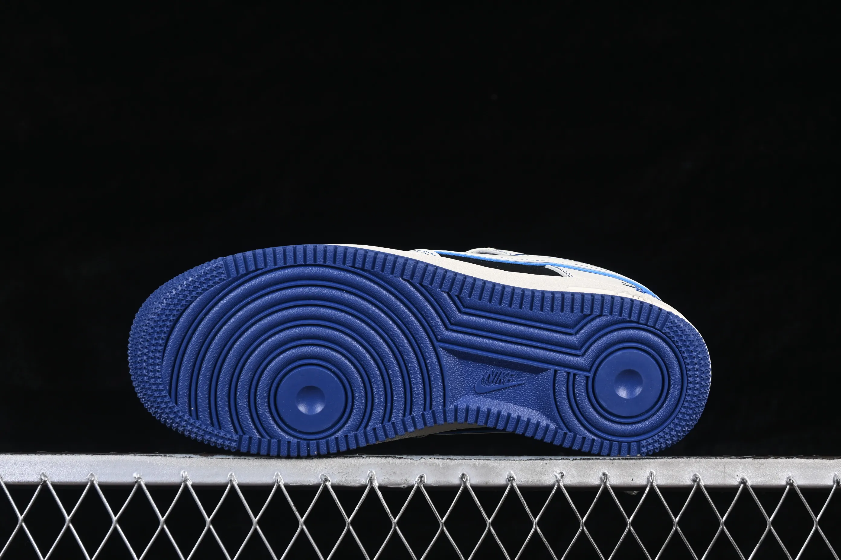 All categories Nk Air Force 1 Air Force series Nk Air Force 1 Low Air Force low-top Nike Air Force 1'07 Low White and black contrasting sapphire blue Air Force 1 low-top casual sneakers DN1688-811